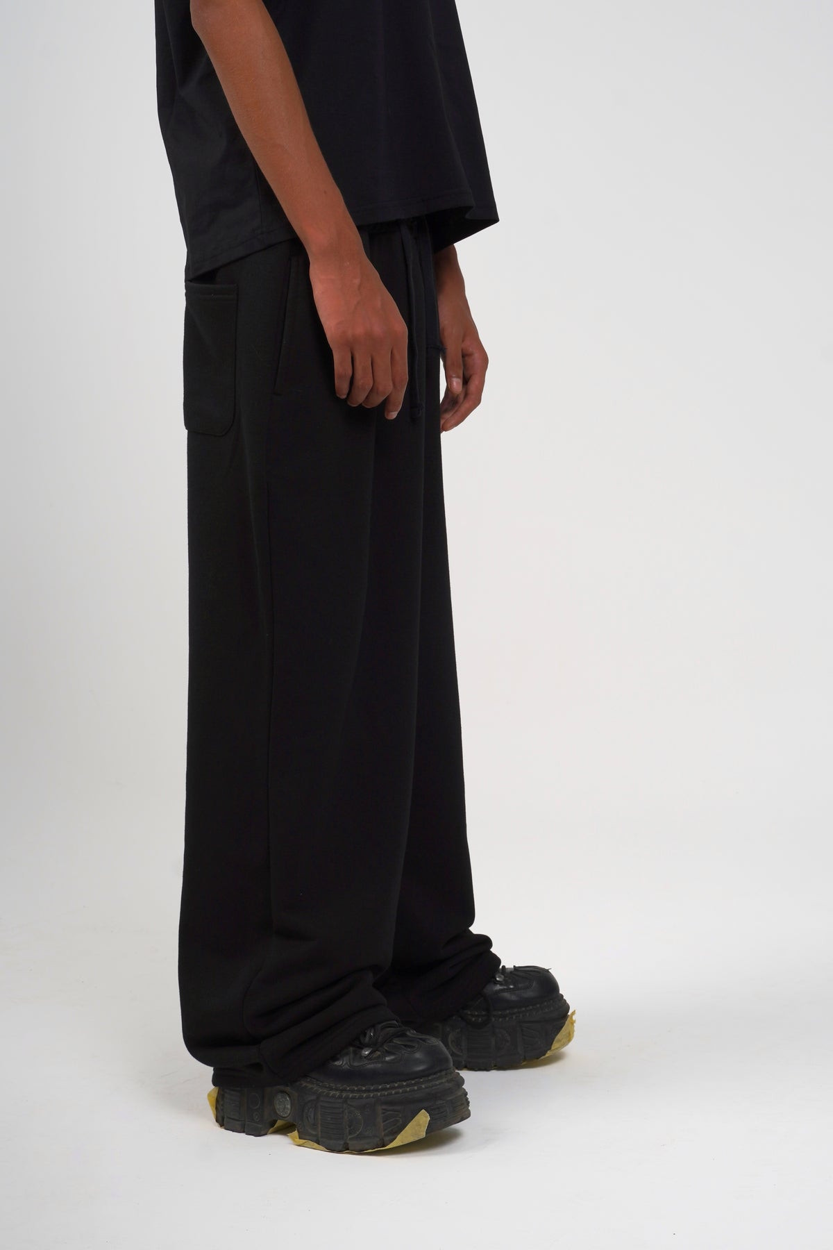 BLACK TOWN BALLON SWEATS