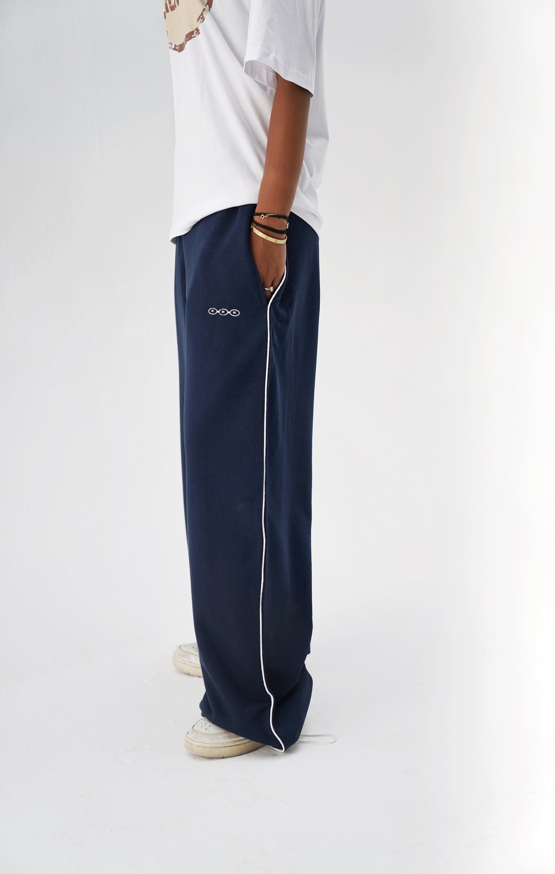VINTAGE NAVY SWEATS