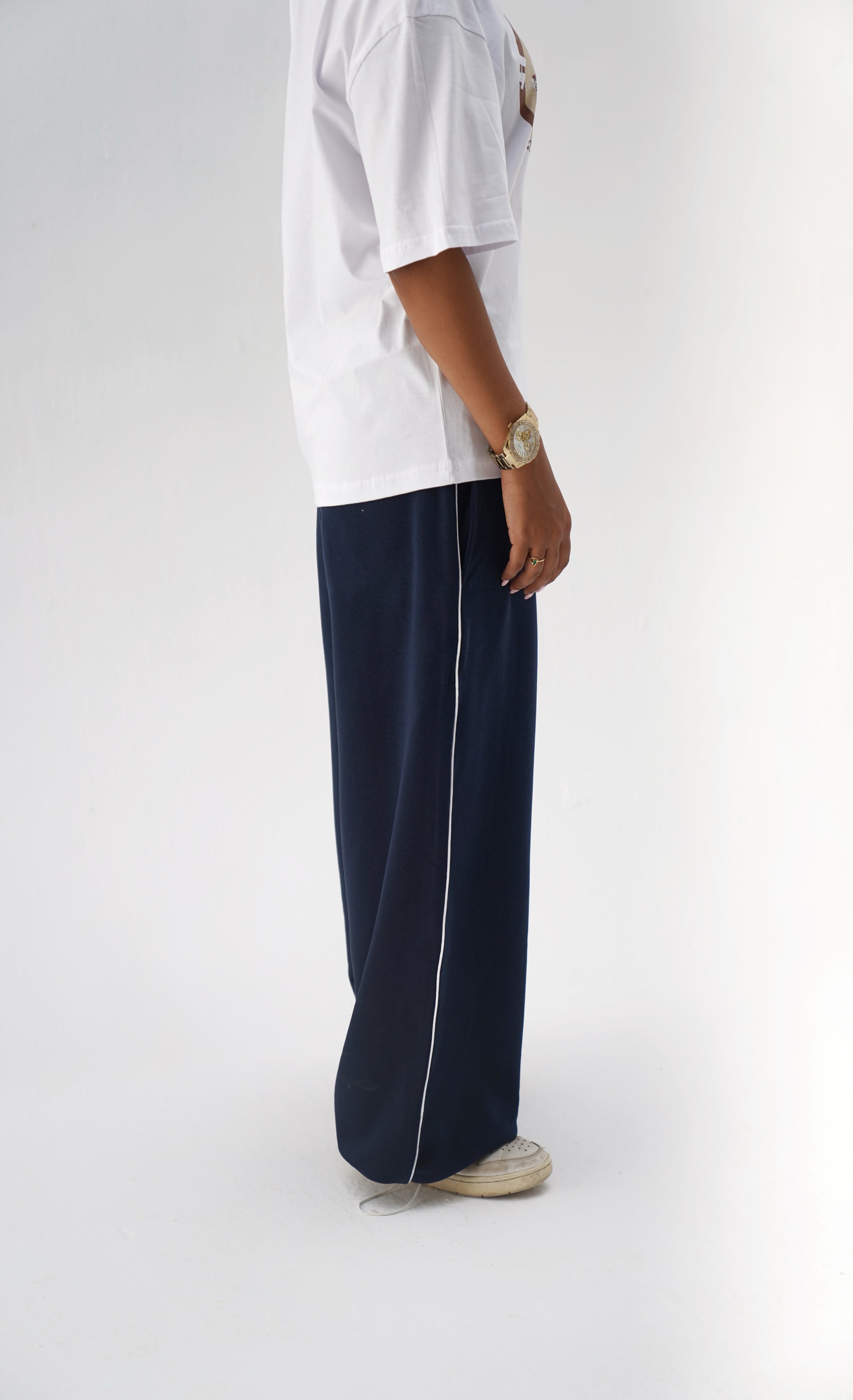VINTAGE NAVY SWEATS