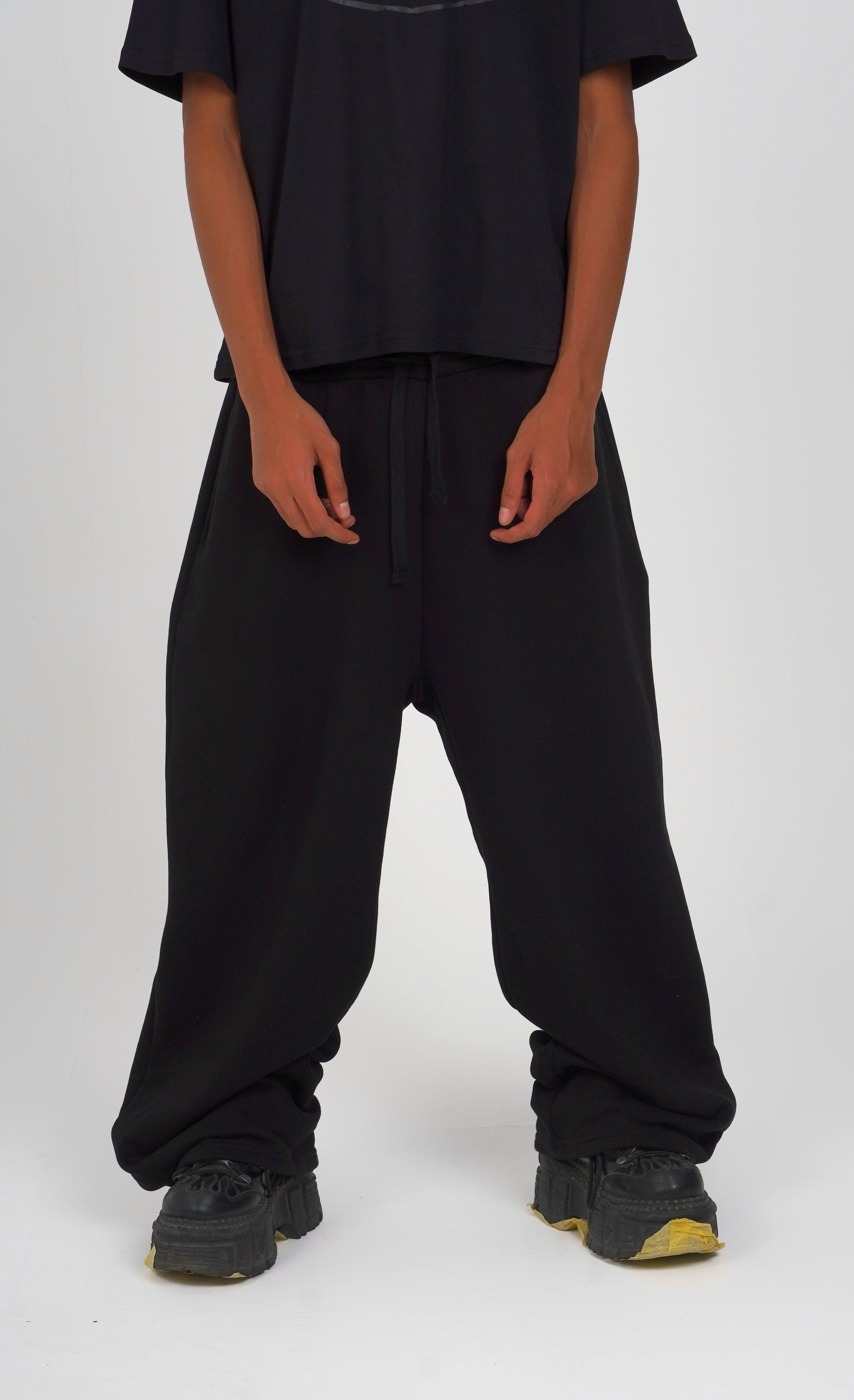 BLACK TOWN BALLON SWEATS